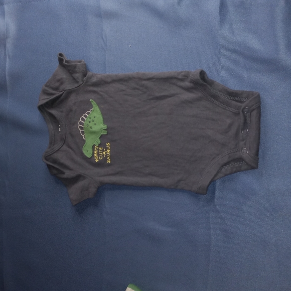 3 bodysuits and one pair of shorts dinosaur - Picture 6 of 6